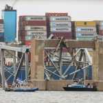 El puente Francis Scott Key colapsado se encuentra encima del buque portacontenedores Dali en Baltimore. Foto (Prensa Libre: AFP)