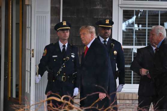 Former US President Donald Trump (C) arrives for the wake for New York Police Department (NYPD) Officer Jonathan Diller in Massapequa, Long Island, New York, on March 28, 2024. Diller was part of the NYPD's Critical Response Team when he was gunned down during a traffic stop in Queens on the night of March 25. (Photo by Angela WEISS / AFP)