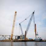 Las tareas para retirar los escombros del puente dañado por el buque mercante Dali continúan en Baltimore. (Foto Prensa Libre: AFP / US Coast Guard / Suboficial de segunda clase Taylor Bacon)