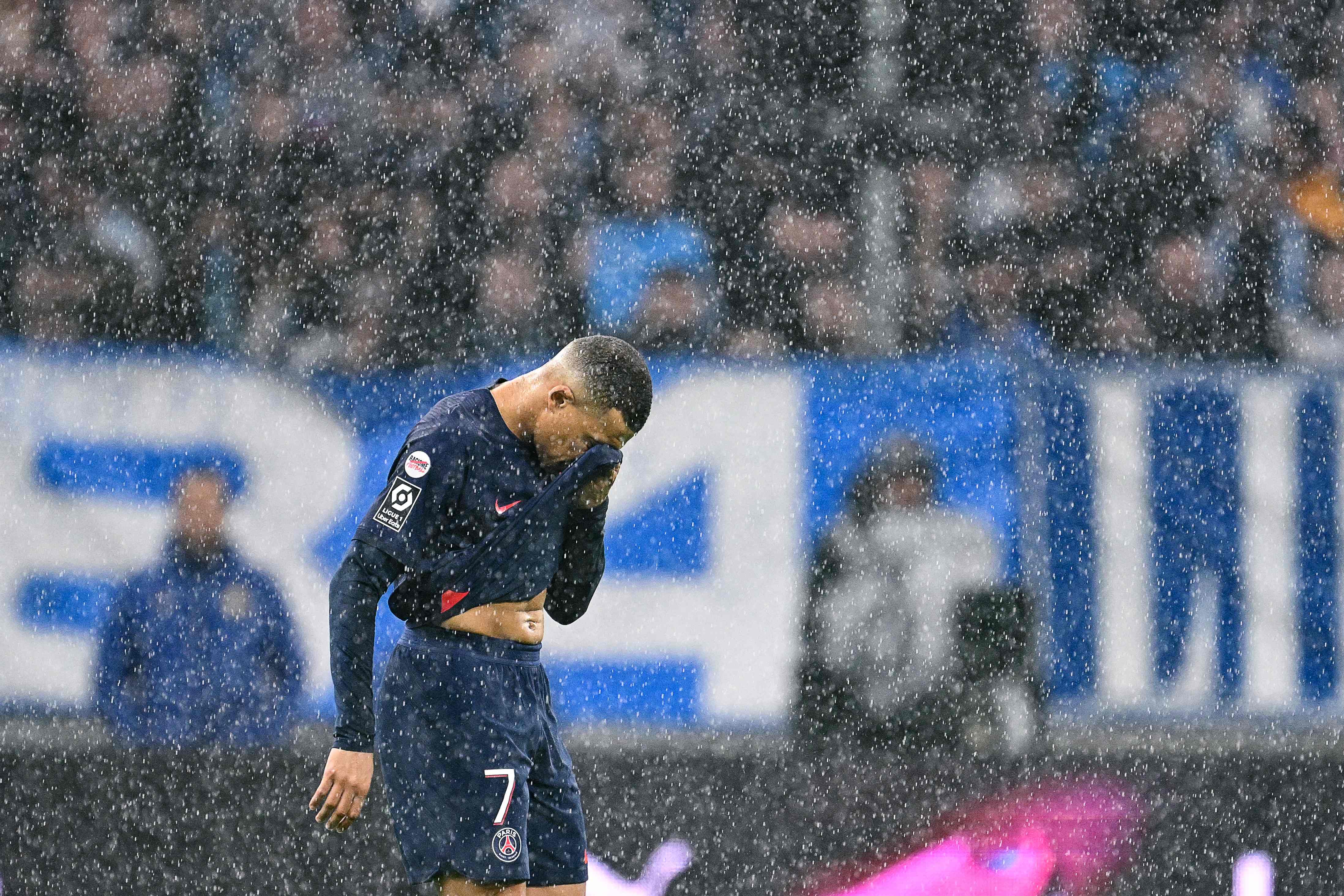 Mbappé mientras se retira del terreno de juego en su último partido con el París Saint Germain.