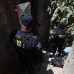 Agentes de la PNC efectúan allanamientos en al menos 12 departamentos del país. (Foto Prensa Libre: B. Baiza)