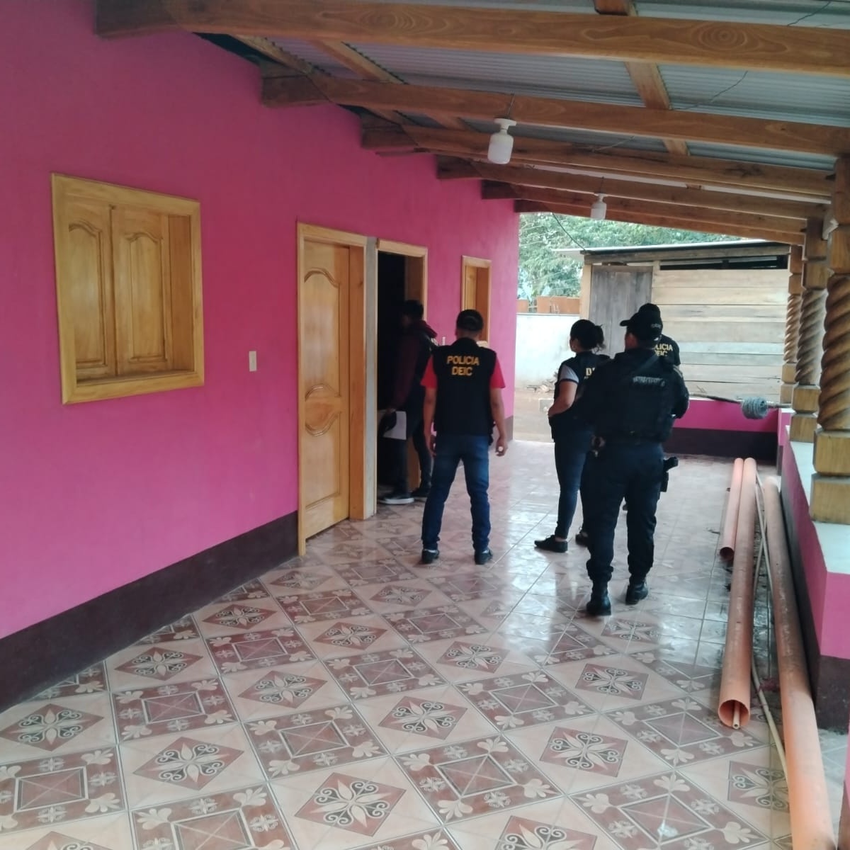 Investigadores allanan viviendas en Baja Verapaz y Retalhuleu por un caso de secuestro. (Foto Prensa Libre: MP)