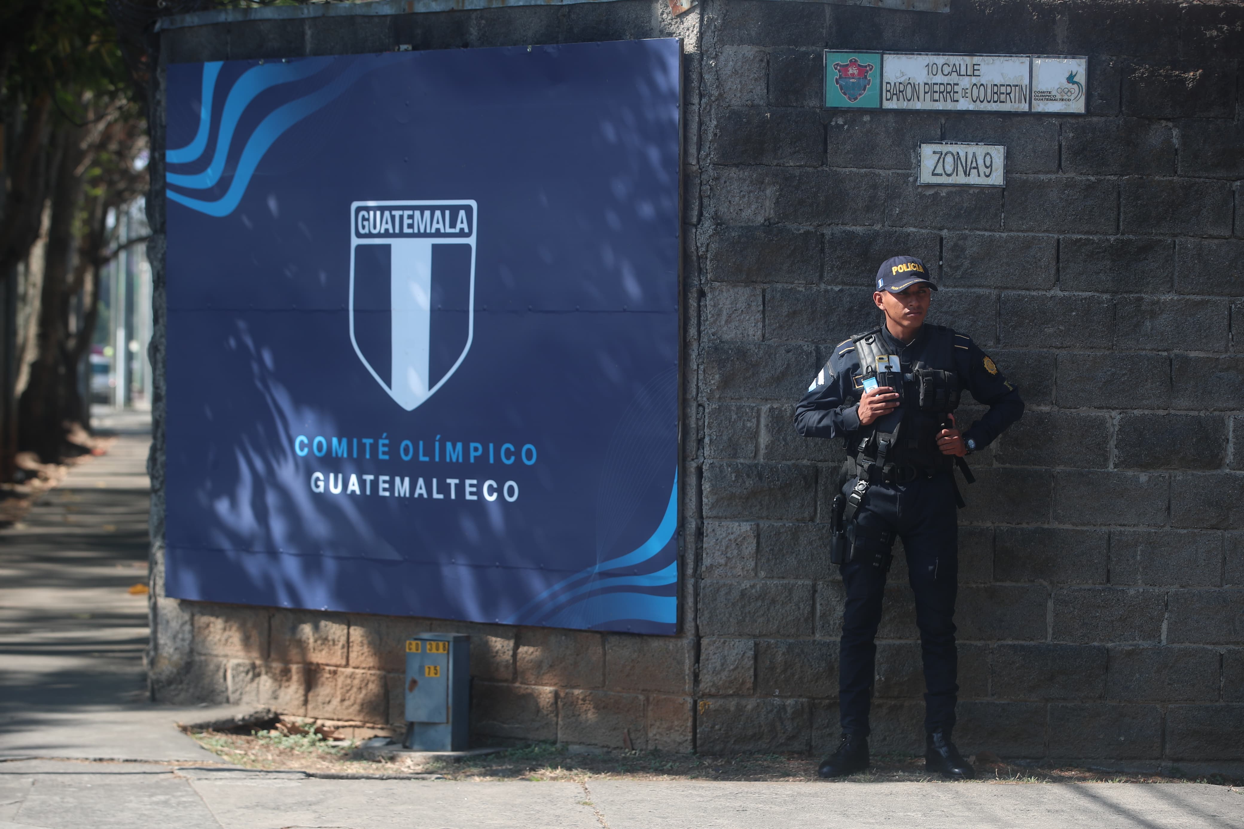 Agentes de la PNC resguardan las instalaciones del COG en la zona 9. (Foto Prensa Libre: B. Baiza)