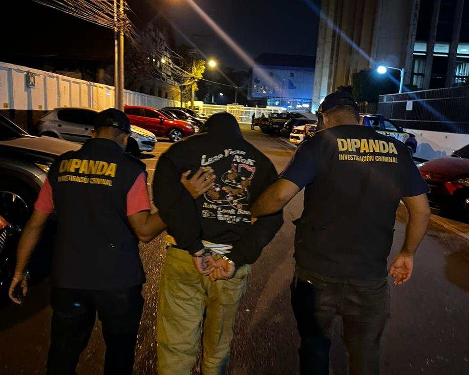 A un hombre capturado en la zona 7 se le decomisaron más de cinco mil cápsulas con droga. (Foto Prensa Libre: PNC)
