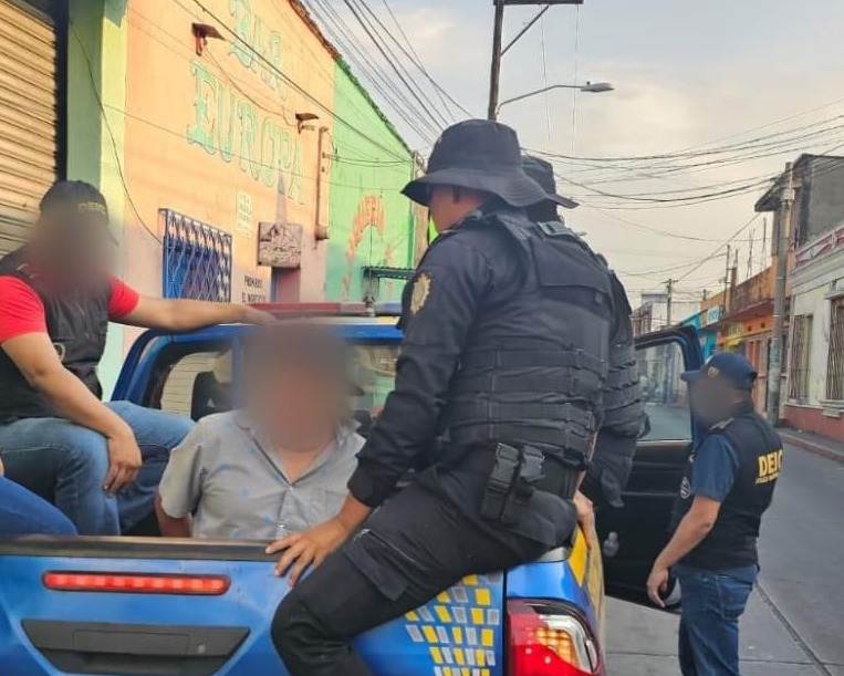 La PNC captura a los presuntos responsables de haber incendiado un bus en Escuintla. (Foto Prensa Libre: PNC)