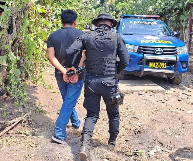 La PNC capturó a dos hombres en Chicacao, señalados de ser parte de una banda de violadores. (Foto Prensa Libre: PNC)