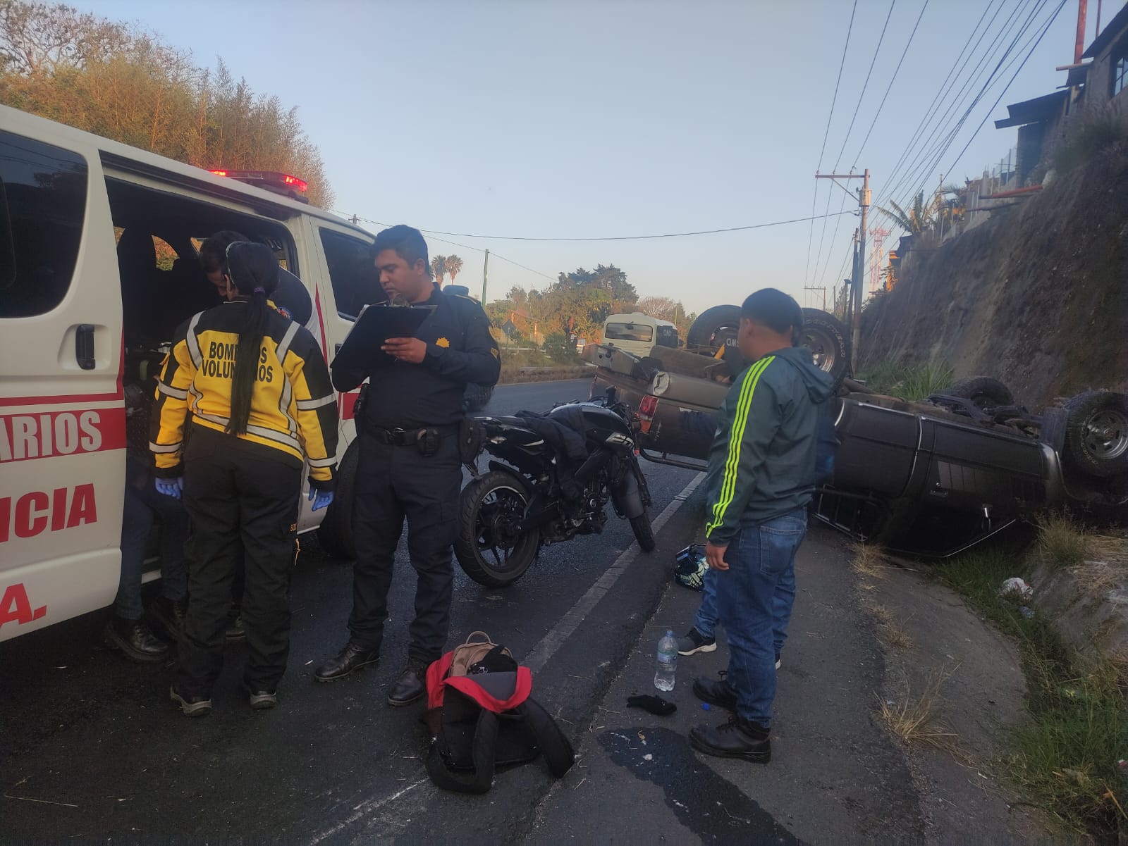 Un doble accidente se registró en el kilómetro 26 de la ruta a El Salvador. (Foto Prensa Libre: Bomberos Voluntarios)