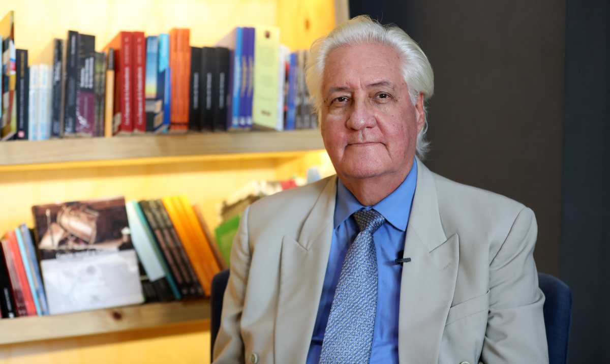 El guatemalteco Dieter Lehnhoff es un compositor, director de orquesta y musicólogo guatemalteco de ascendencia alemana. Fundó el Departamento de Música de la Universidad del Valle de Guatemala y el Instituto de Musicología de la Universidad Rafael Landívar. 

La Asociación de Amigos del País le encargó la grabación de una serie discográfica con música de todas las épocas: el resultado fue la serie discográfica Música histórica de Guatemala, compuesta por siete discos compactos con música previamente inédita de todos los períodos históricos del país.

Fotografía Prensa Libre: María Reneé Barrientos Gaytan. 16-02-2024.