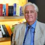 El guatemalteco Dieter Lehnhoff es un compositor, director de orquesta y musicólogo guatemalteco de ascendencia alemana. Fundó el Departamento de Música de la Universidad del Valle de Guatemala y el Instituto de Musicología de la Universidad Rafael Landívar.
La Asociación de Amigos del País le encargó la grabación de una serie discográfica con música de todas las épocas: el resultado fue la serie discográfica Música histórica de Guatemala, compuesta por siete discos compactos con música previamente inédita de todos los períodos históricos del país.
Fotografía Prensa Libre: María Reneé Barrientos Gaytan. 16-02-2024.