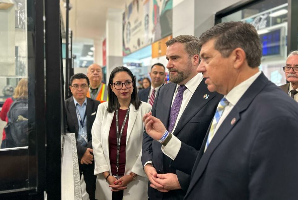 Estados Unidos supervisa sistema biométrico donado al Aeropuerto La Aurora