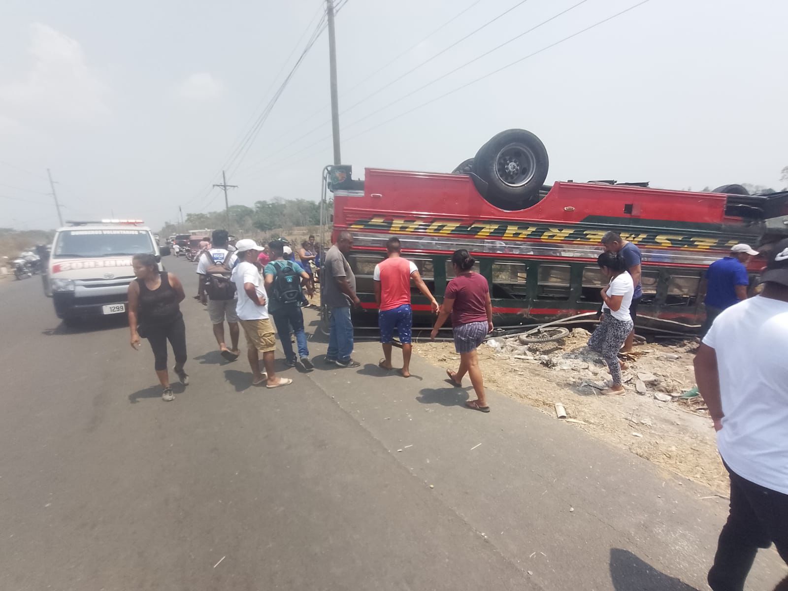 Un bus de los transportes Esmeralda chocó con un picop en la ruta que conduce hacia la playa de Tulate en jurisdicción del municipio de San José La Máquina, Suchitepéquez, informan socorristas voluntarios. (Foto Prensa Libre: Bomberos Voluntarios).