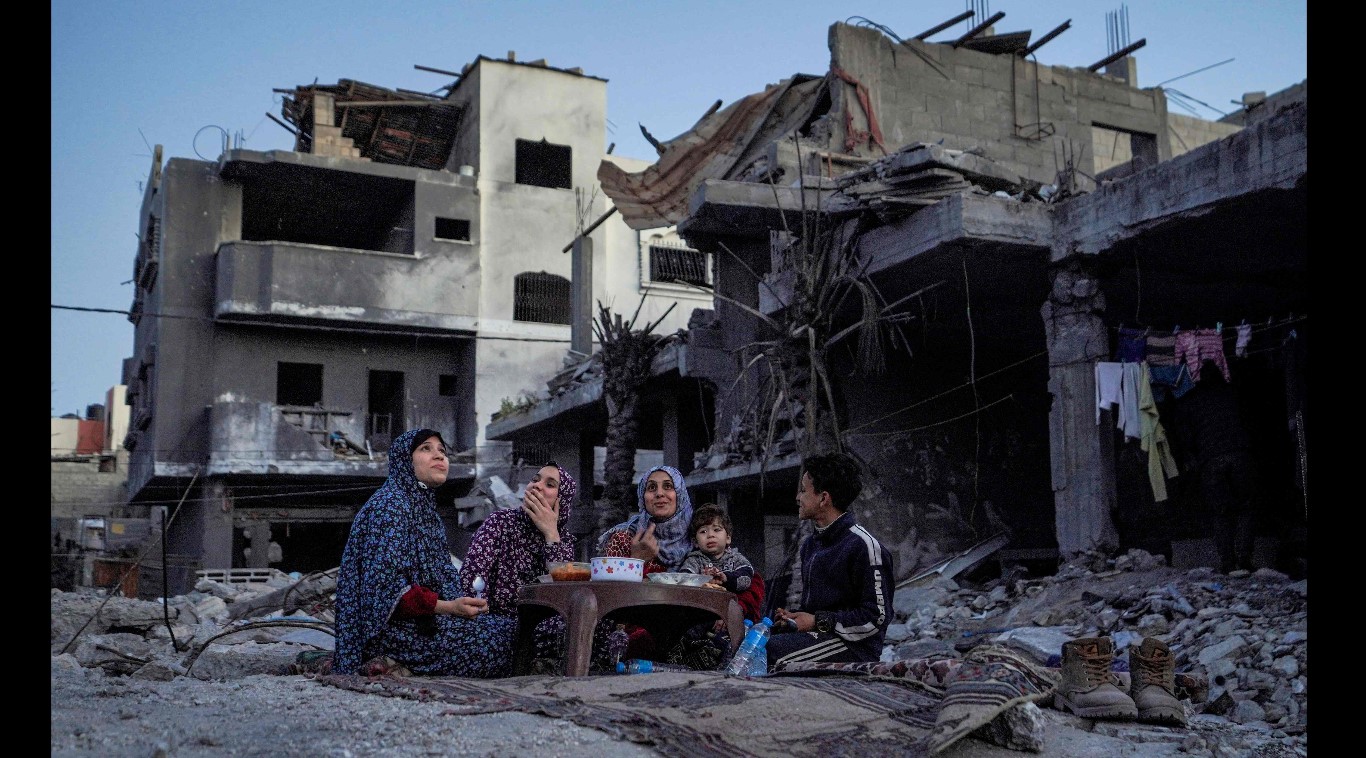 Una familia palestina en Gaza, al comienzo del Ramadán. (Foto Prensa Libre: AFP)