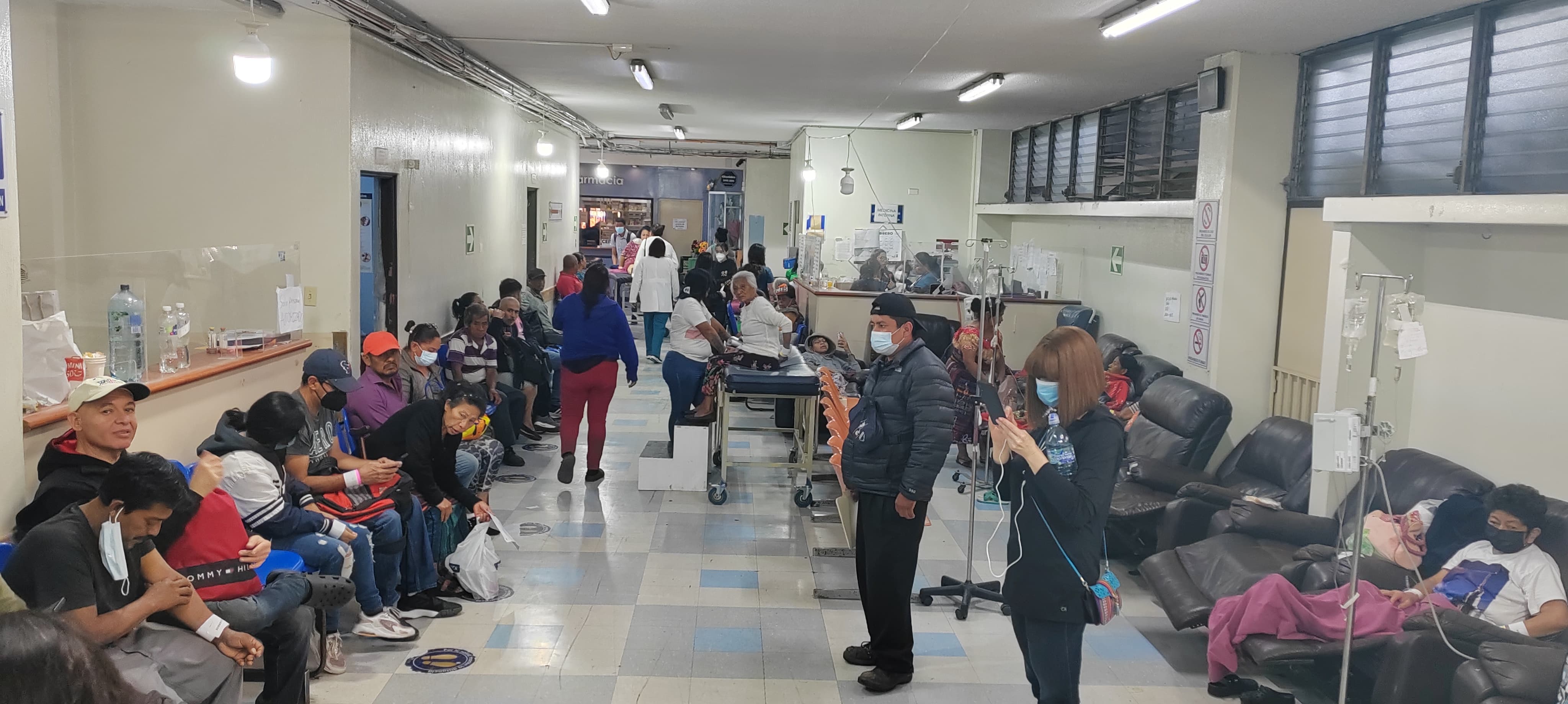 El Hospital General informó que, ante la alta demanda de pacientes, implementó protocolos para trasladar a los pacientes a hospitales de Villa Nueva y Antigua Guatemala. 

foto Byron Rivera 
19/02/2024