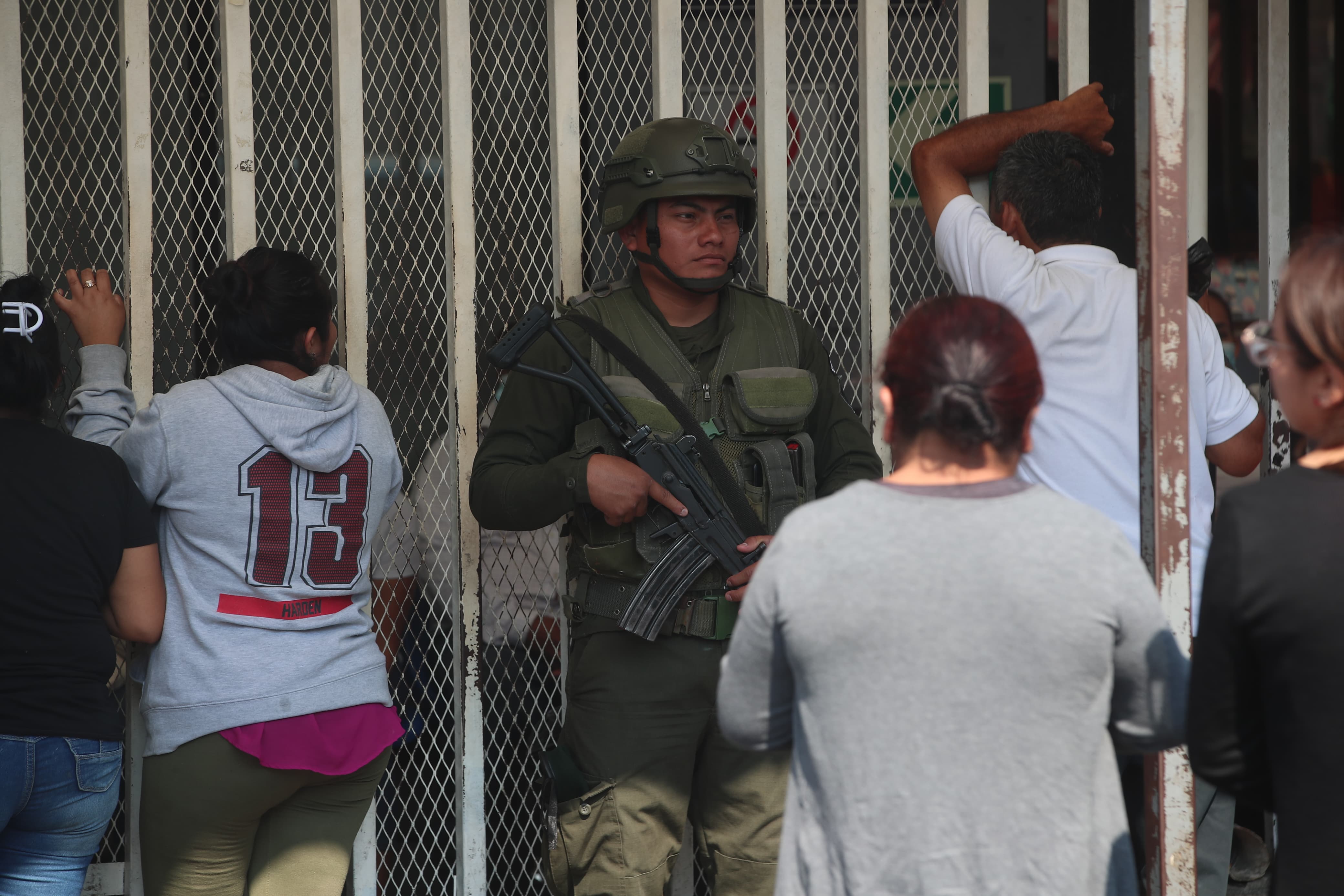 Soldados resguardan el Hospital General San Juan de Dios luego de ataque armado contra reo en la zona 1. (Foto Prensa Libre: B. Baiza)