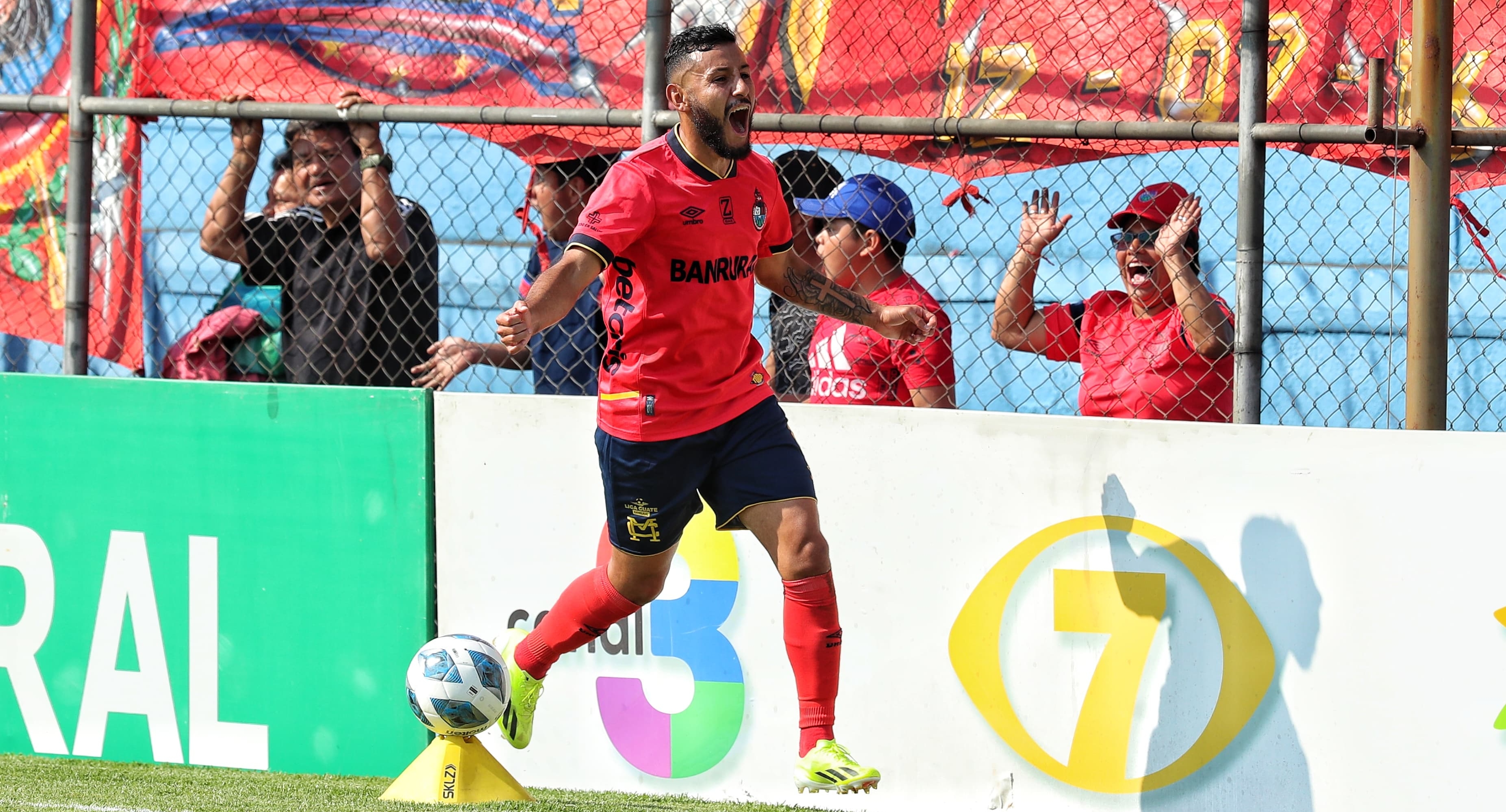 El jugador de Municipal, Cristian Jiménez, festeja su primera anotación a Zacapa en el Manuel Felipe Carrera. (Foto Prensa Libre: Esbin García)