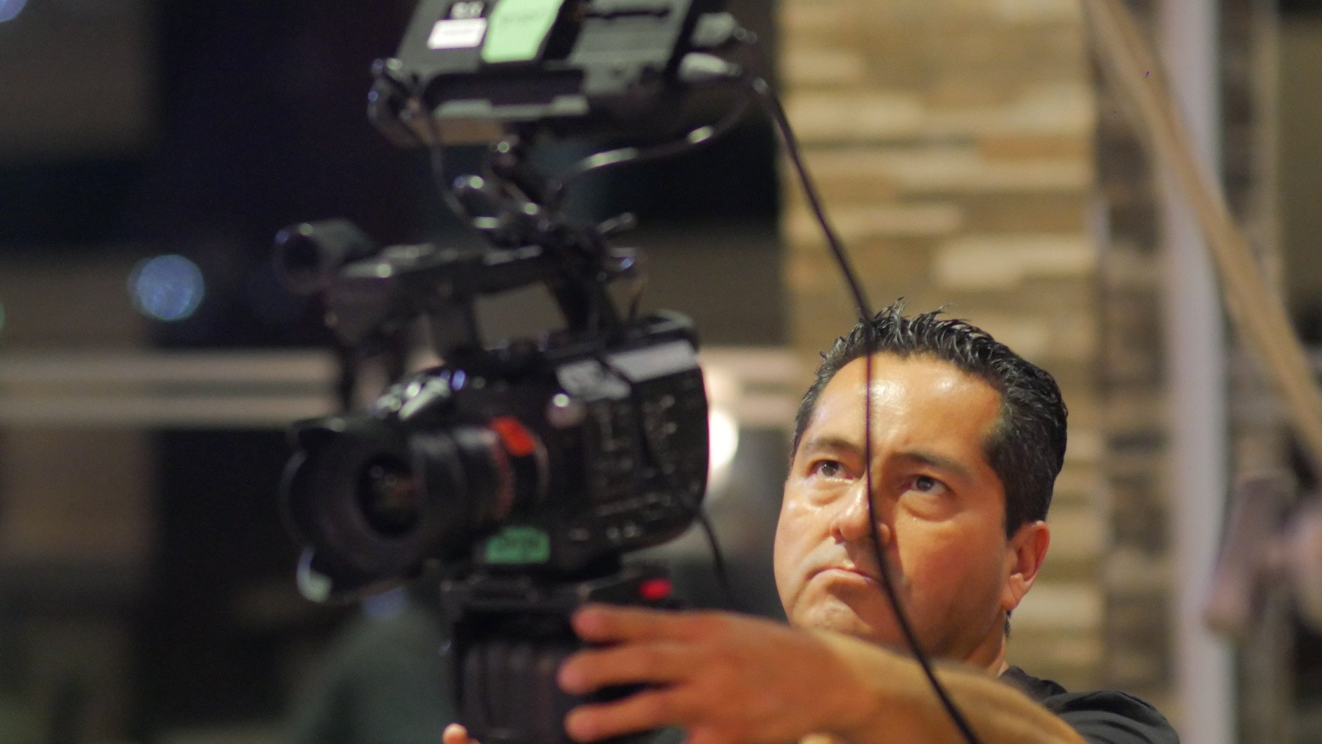Imagen de Julio Apopa durante una de sus producciones.   (Foto Prensa Libre: cortesía filmfreeway.com/JulioApopa)