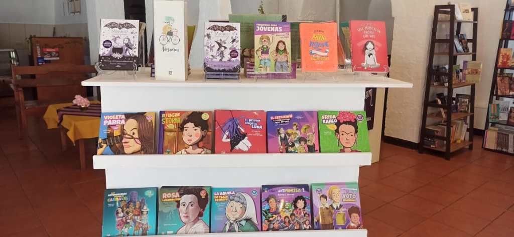 El lugar cuenta con una coleección para contribuir en a formación de las niñas con títulos de mujeres destacadas en la historia. (Foto Prensa Libre: cortesía Librofem)