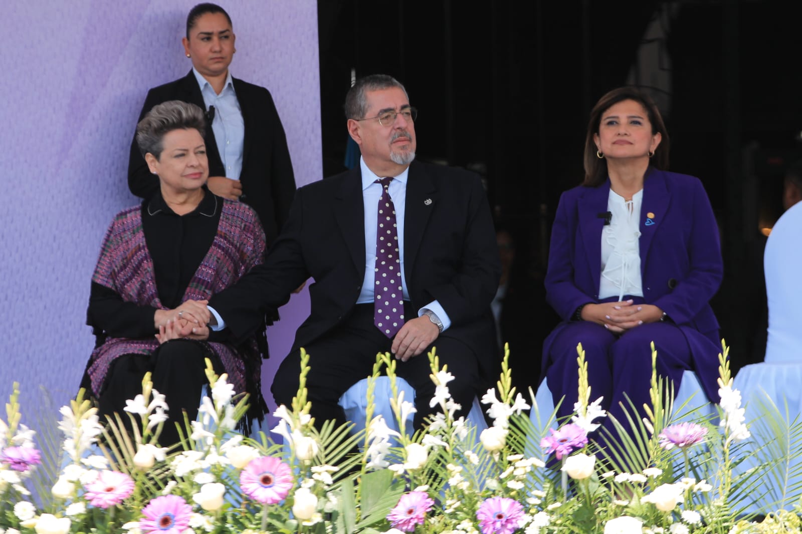 Lucrecia Peinado, el presidente Bernardo Arévalo y la vicemandataria Karin Herrera en la conmemoración del Día Internacional de la Mujer. (Foto Prensa Libre: Michelle Velásquez)