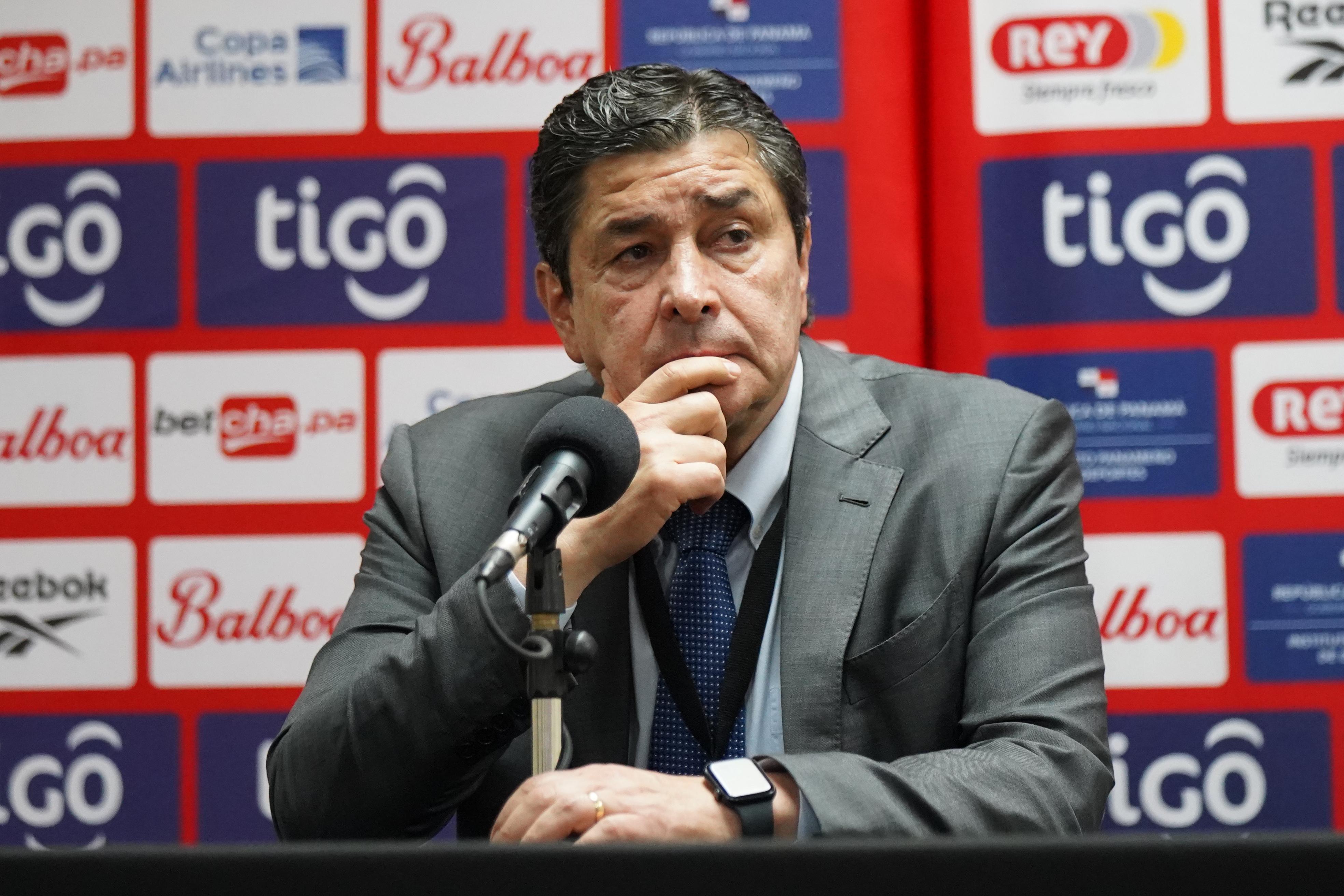 Luis Fernando Tena durante una conferencia de prensa en Guatemala.