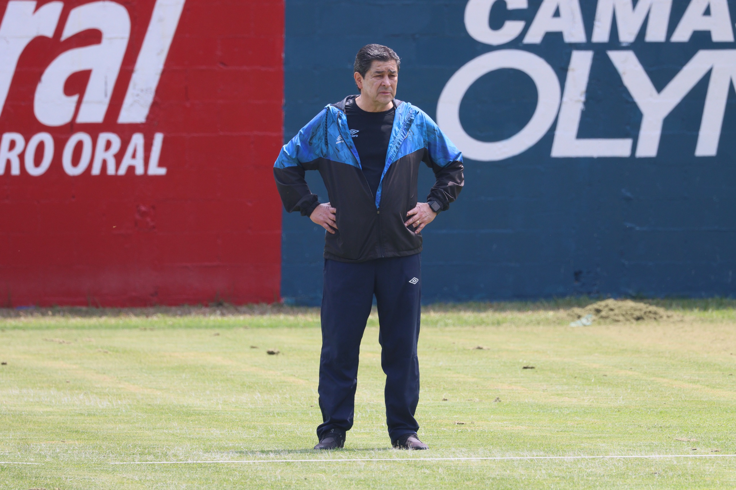 El técnico mexicano de la Selección de Guatemala, Luis Fernando Tena, dirige un entrenamiento previo a los partidos ante Ecuador y Venezuela de marzo.