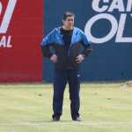 El técnico mexicano de la Selección de Guatemala, Luis Fernando Tena, dirige un entrenamiento previo a los partidos ante Ecuador y Venezuela de marzo.