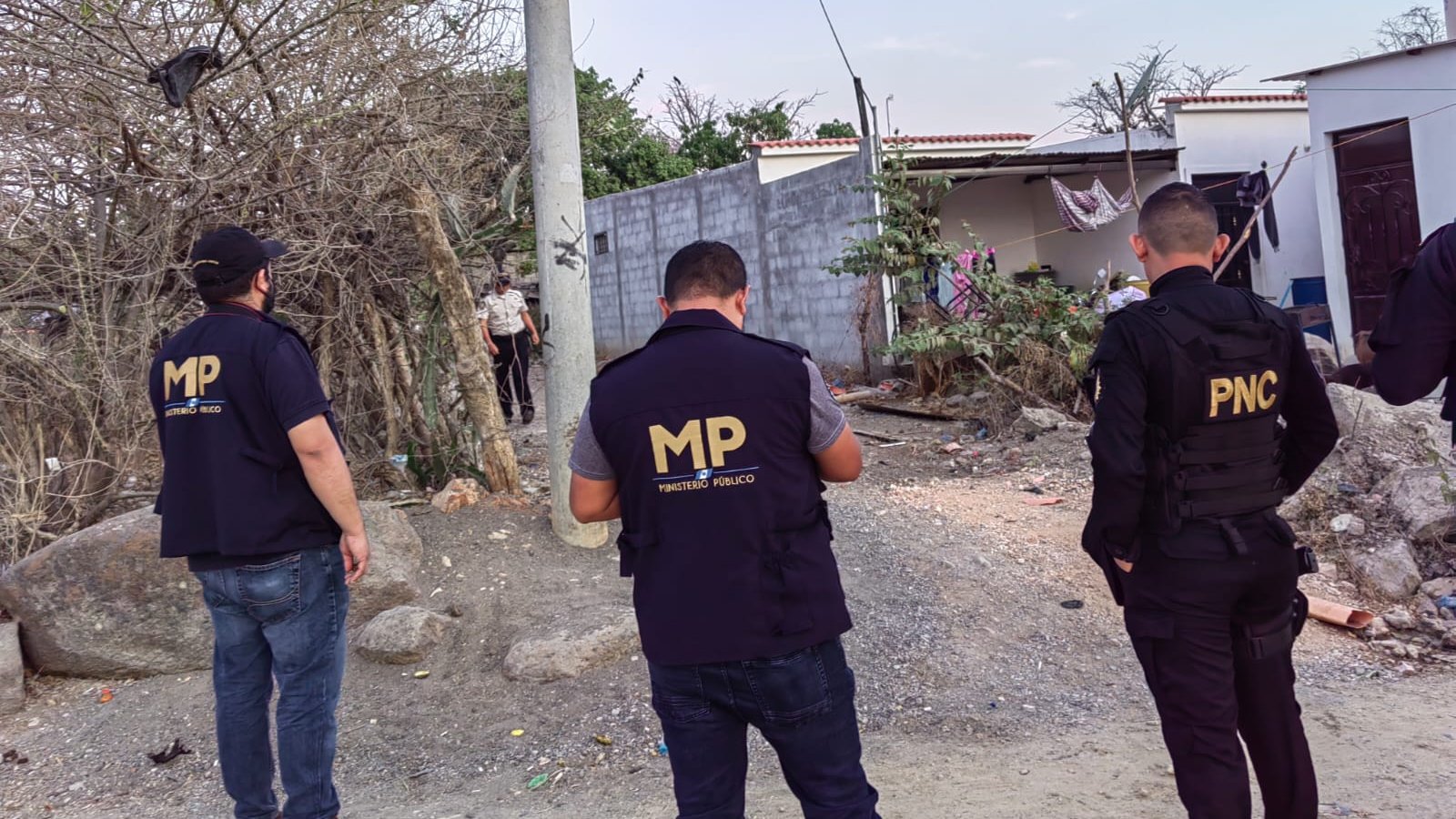 Personal del MP efectúa allanamientos contra una red de trata de migrantes. (Foto Prensa Libre: MP)