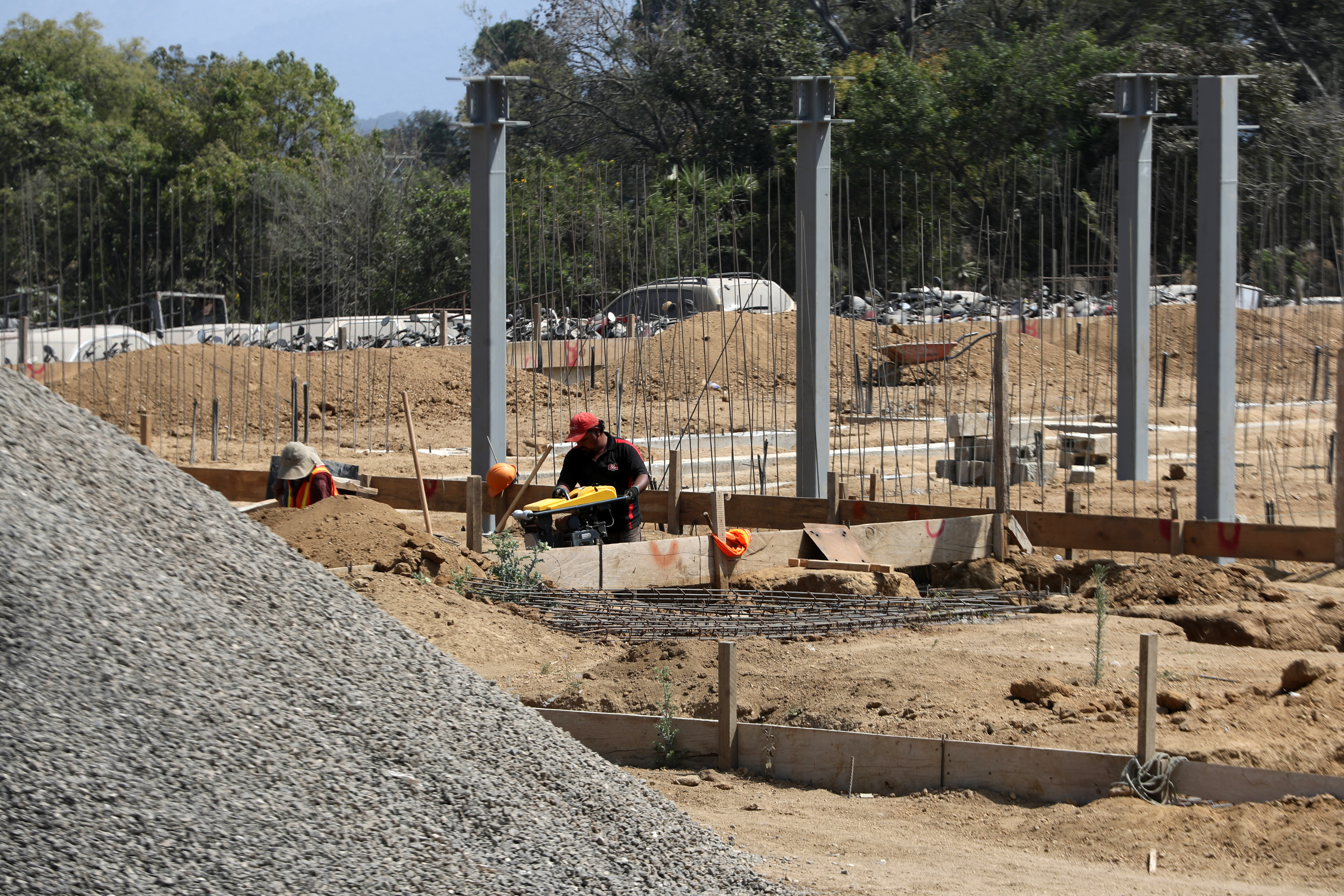 Según los reportes de la Secretaría de Planificación y de Programación de la Presidencia (Segeplán), la construcción de la escuela Bicentenario en Villa Nueva, debería tener el 45% de avance físico. Sin embargo, solo hay varillas de hierro y pines en el suelo. (Fotografía Prensa Libre: María Reneé Barrientos Gaytan).