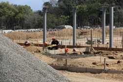 Según los reportes de la Secretaría de Planificación y de Programación de la Presidencia (Segeplán), la construcción de la escuela Bicentenario en Villa Nueva, debería tener el 45% de avance físico. Sin embargo, solo hay varillas de hierro y pines en el suelo. (Fotografía Prensa Libre: María Reneé Barrientos Gaytan).