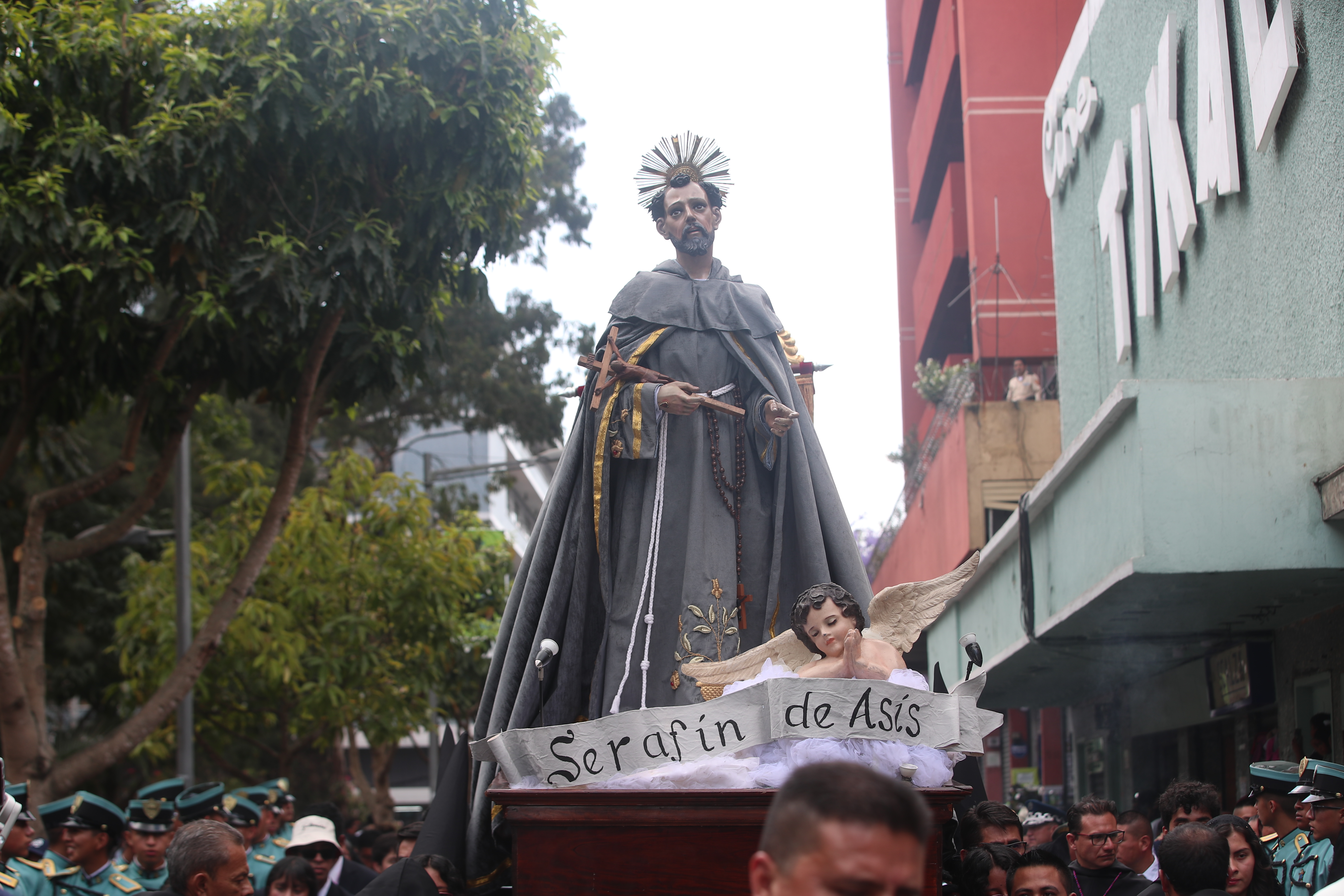 La Cofradía de la Santa Cruz sale al encuentro del cortejo procesional, con la imagen de San Francisco de Asís. (Foto Prensa Libre: Byron Rivera Baiza)'
