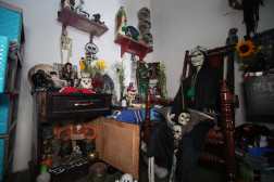 El Ministerio Público coordina al menos 81 allanamientos en varios puntos del país en busca de presuntos extorsionistas y objetos ilícitos que tengan en su poder.

Los operativos son efectuados por la Fiscalía contra el Delito de Extorsión y agentes de la Policía Nacional Civil.

Según las autoridades, buscan a presuntos integrantes de las pandillas Barrio 18 y mara Salvatrucha, así como a particulares involucrados en otras estructuras delictivas.

Los departamentos donde se registran los allanamientos son Guatemala, San Marcos, Quiché, Escuintla, Chimaltenango, Alta Verapaz, Quetzaltenango, Suchitepéquez, Retalhuleu, Jutiapa y Zacapa.

En las diligencias participa personal de la Fiscalía contra el Delito de Extorsión, Agencias Fiscales de la Fiscalía contra el Delito de Extorsión en Villa Nueva, Mixco, San Marcos y Huehuetenango.

Según el Ministerio Público, al menos 53 personas han sido aprehendidas durante los allanamientos.

foto Byron Rivera 
13/03/2024