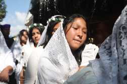 El cortejo procesional infantil de Catedral Metropolitana recorre las calles y avenidas de la zona 1 de la cuidad capital, en el tercer domingo de cuaresma.  Niñas llevan en hombros a las imagenes de pasion 

Foto: Oscar Vásquez Mijangos
03/03/2024