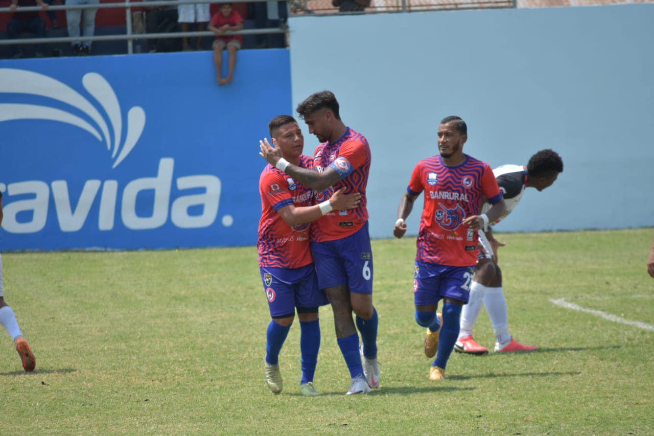 El capitán de Iztapa, Nicolás Agustín Aguirre, celebra un gol junto a sus compañeros.