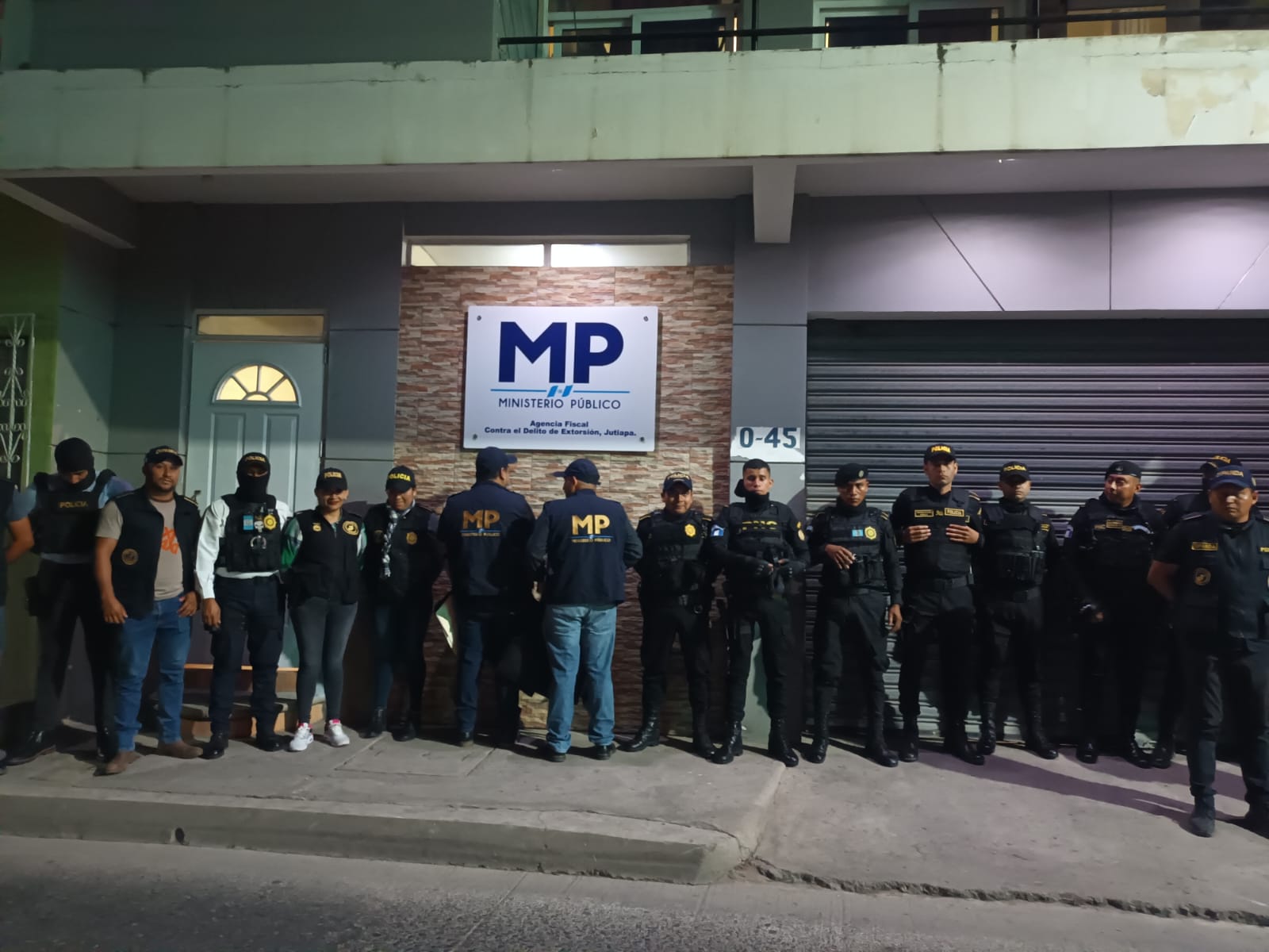 Personal del MP y de la PNC que participan en operativos contra la extorsiones en Jutiapa. (Foto Prensa Libre: MP)