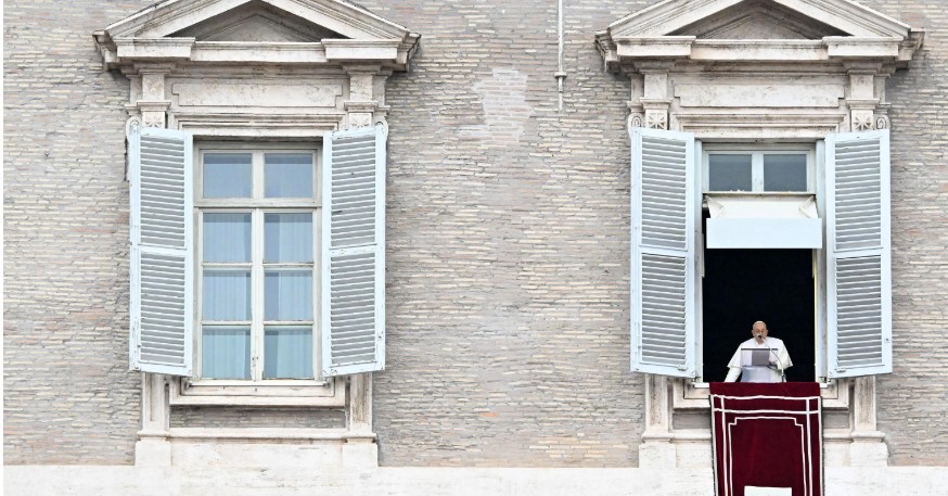 El Papa Francisco se dirige a los asistentes de la Plaza de San Pedro, en el Vaticano. (Foto Prensa Libre: EFE)