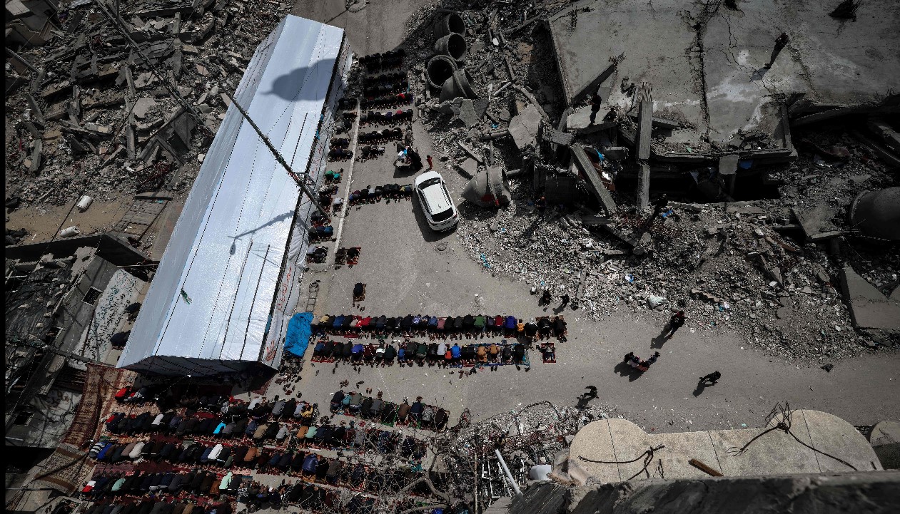 Palestinos rezan entre escombros en Rafah, al sur de Gaza. (Foto Prensa Libre: AFP)