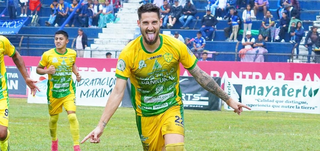 El jugador de Xinabajul, Nicolás Mazzola, festeja uno de sus tres goles contra Cobán Imperial en el José Ángel Rossi de Alta Verapaz. (Foto Prensa Libre: GambetaGT)