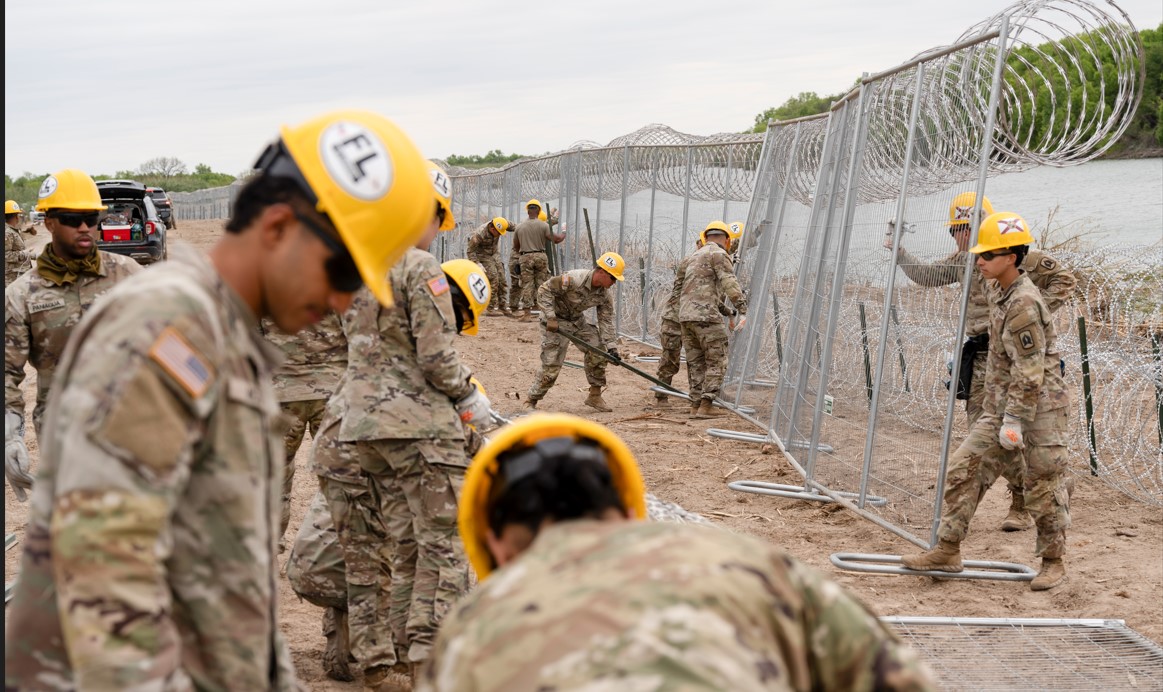 Miembros de la Guardia Nacional de Florida instalan cercas temporales cubiertas con alambre de púas a lo largo del río Bravo cerca de Eagle Pass, Texas, el 19 de marzo de 2024. (Cheney Orr/The New York Times).