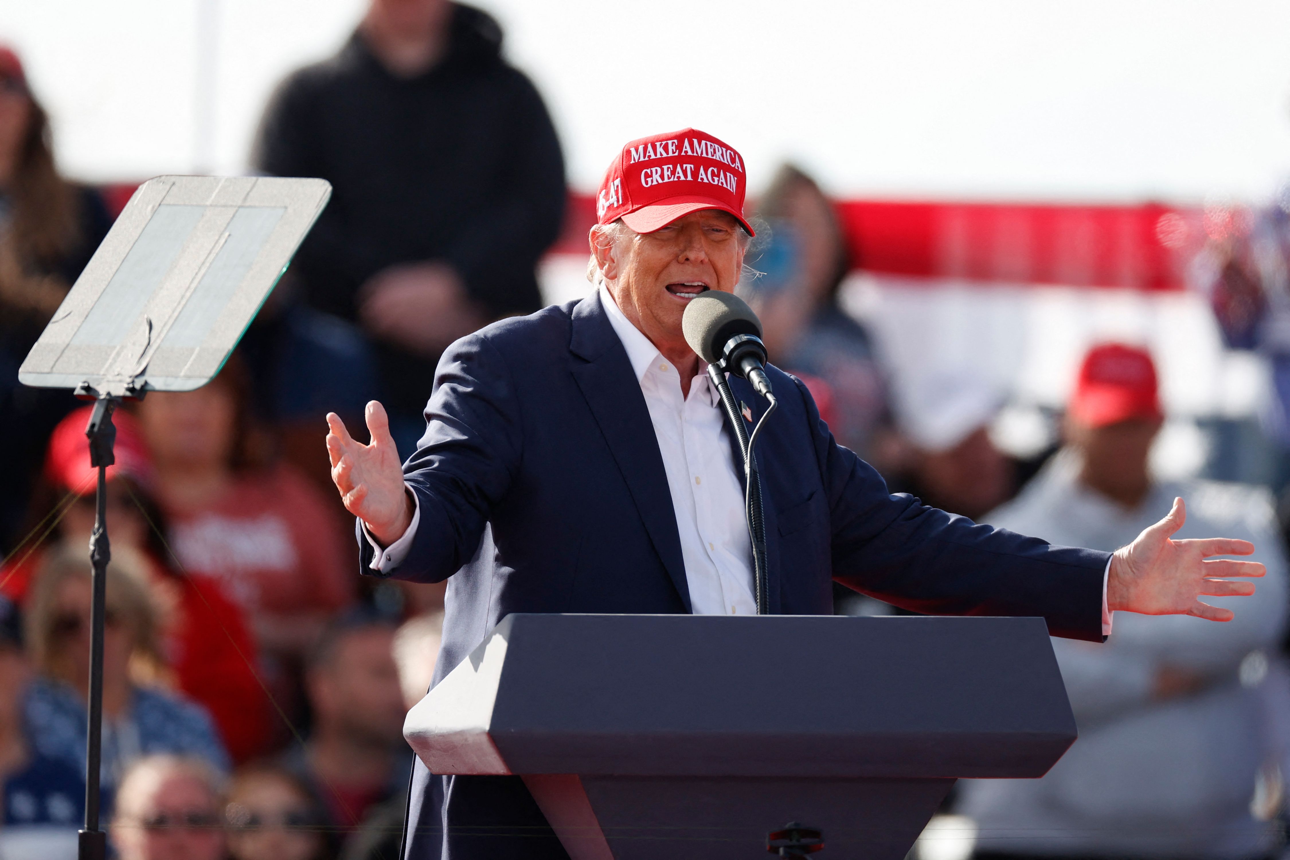 El expresidente de Estados Unidos y candidato presidencial republicano Donald Trump habla durante un mitin en Vandalia, Ohio (Foto Prensa Libre: KAMIL KRZACZYNSKI / AFP)