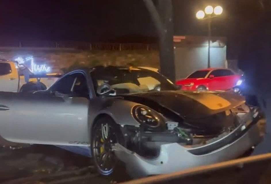 Porsche choca en la zona 14 y tripulantes salen caminando