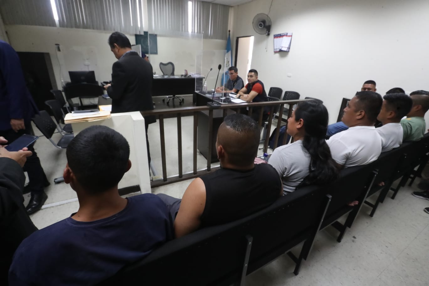 Nueve guardias del Sistema Penitenciario fueron ligados a proceso por incumplimiento de deberes en el caso Adolescentes en Peligro B18, y fueron beneficiados con prisión domiciliar. (Foto Prensa Libre: Juan Diego González).