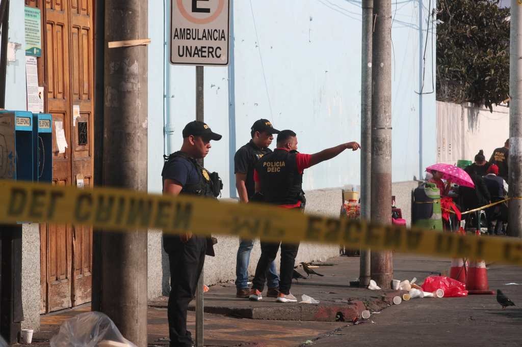 En la 9a avenida y 3a calle en la zona 1 capitalina ocurrió el ataque armado que dejó dos personas muertas y tres más heridas de bala. (Foto Prensa Libre: Byron Baiza)