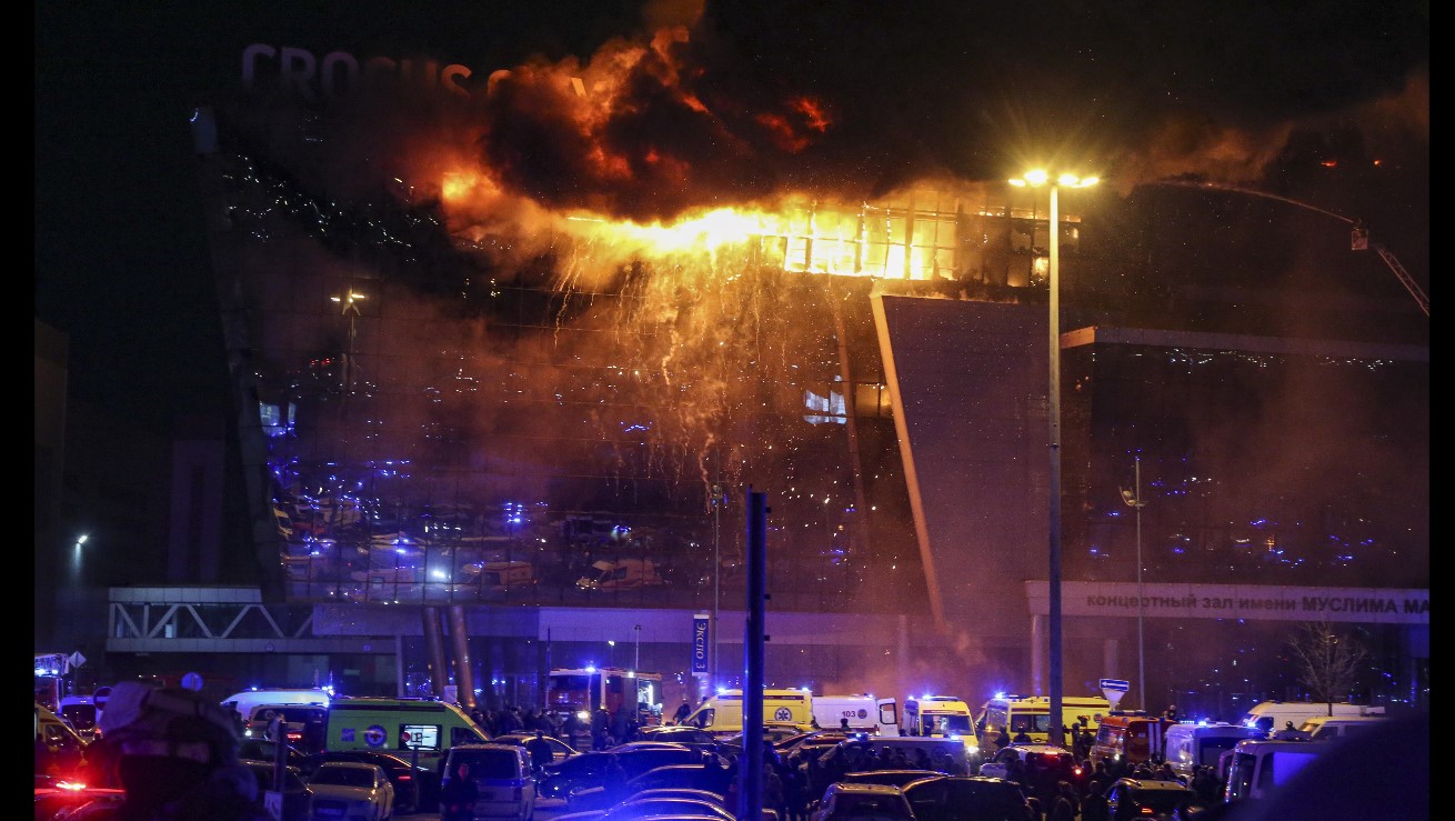 Incendio tras los atentados en el Crocus City Hall, en un suburbio de Moscú. (Foto Prensa Libre: EFE)