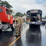 Bomberos trabajaron durante varios minutos para sofocar las llamas del bus que fue quemado con bombas molotov en Escuintla. (Foto Prensa Libre: cortesía)