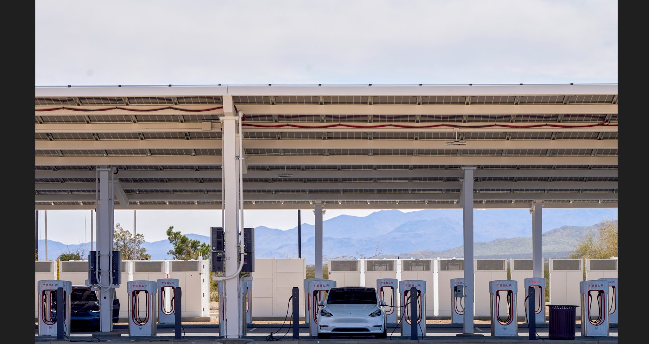 Una estación de carga de Tesla para vehículos eléctricos en Barstow, California, el 11 de marzo de 2024. (Lauren Justice/The New York Times)