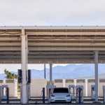 Una estación de carga de Tesla para vehículos eléctricos en Barstow, California, el 11 de marzo de 2024. (Lauren Justice/The New York Times)