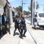 Autoridades en el cateo en la 6a avenida y 16 calle del bulevar San Cristóbal, zona 8 de Mixco, casa 15-50, en donde era agredida  Darly Julisa García Hernández. (Foto Prensa Libre: Érick Ávila) 