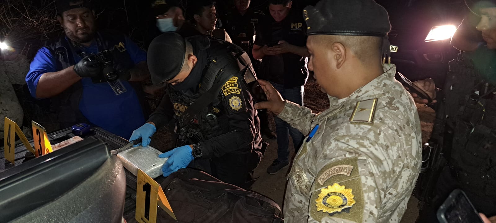 PNC captura a dos individuos en Zacapa, donde se les decomisÃ³ droga y dinero en efectivo. (Foto Prensa Libre: PNC)