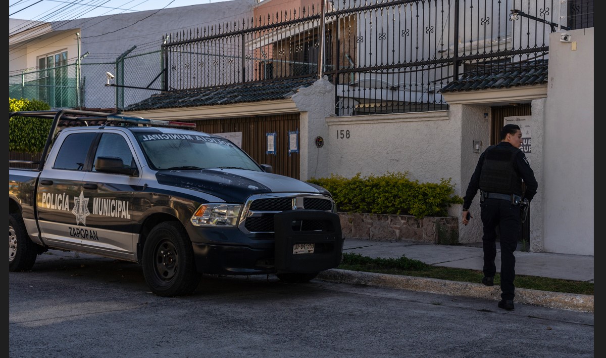 Autoridades vigilan un call center denunciado, en Guadalajara, México. (Foto Prensa Libre: Alejandro Cegarra/The New York Times)
