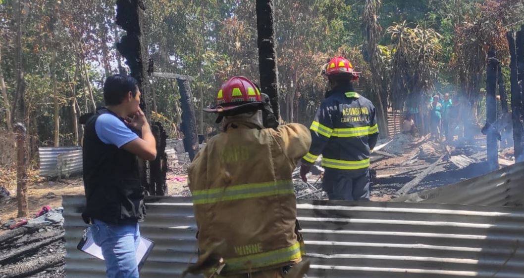 Bomberos Municipales Departamentales hallaron carbonizadas a las gemelas de 3 años luego de un incendio en lotificación Magnolia, zona 6 de Coatepeque. (Foto Prensa Libre: Bomberos Municipales Departamentales)