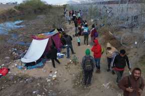 "Hay miedo y estamos arriesgándolo todo": La confusión de migrantes en frontera de México ante disputa judicial por Ley SB4 de Texas